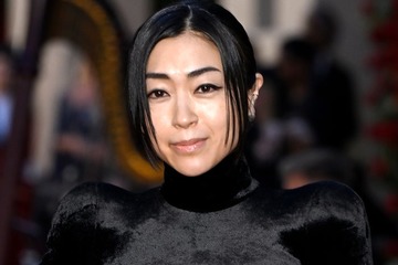 宇多田ヒカル、美背中披露のNY満喫ショット「可愛い」「お洒落コーデ」と反響 画像