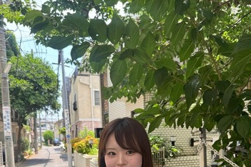 YouTuberになに、2種類の水着姿披露「ナイスバディ」「スタイル抜群」の声 画像