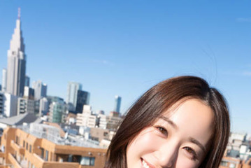三輪晴香、美バストが眩しい純白ランジェリーSHOT披露！あざとかわいい“小悪魔スマイル”で誘惑 画像