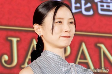 朝日奈央、美脚際立つアイドル衣装姿「脚綺麗」「現役でも違和感ない」の声 画像