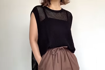 流行の「ブラウン」は、パンツ投入で失敗なし。黒透けトップス合わせで大人の余裕コーデが完成【40代の毎日コーデ】 画像