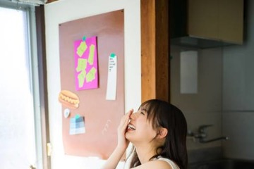 日向坂46小坂菜緒、ヘルシーな肌見せコーデで笑顔満開！さまざまなアクティビティで大はしゃぎ 画像