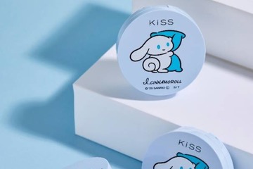 KiSS、薄膜ハイカバークッションファンデにアイシナモロールとコラボした数量限定デザインが登場！ 画像