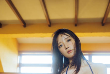 山崎あみ、色っぽい水着姿で美ボディを大胆見せ！抜群のプロポーション＆ポージングで魅せる 画像