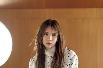 “yousti”としてソロデビューした小林由依、ほっそり美脚チラリの秋コーデ披露！等身大の魅力に迫る 画像