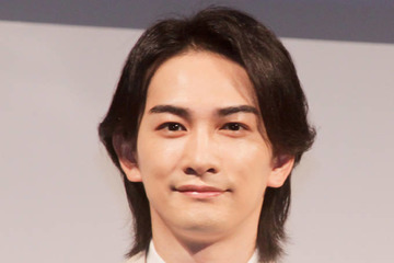町田啓太、上品ブラウンを着こなしたシックな秋の装いSHOTに反響「イケメンすぎ」「圧倒的王子さま」 画像