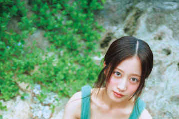 NMB48川上千尋、美谷間チラリのふんわり衣装SHOT披露！初の写真集で大人っぽくセクシーな魅力が全開 画像