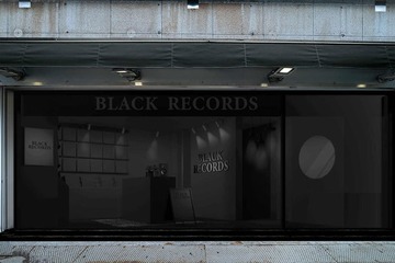 渋谷に突如現れた世界初“黒塗りレコードショップ”出店者はSKY-HI率いるBMSG「やりたい様にやらせていただきました」 画像