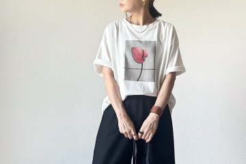 クールにオシャレに決まる「フォトTシャツ」。お手本にしたいリラクシーな大人の着こなし【40代の毎日コーデ】 画像