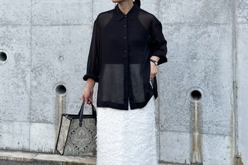 【ユニクロ】大人の「シアーシャツ」コーデ。黒×白でひきしめて上品な肌見せが完成【40代の毎日コーデ】 画像