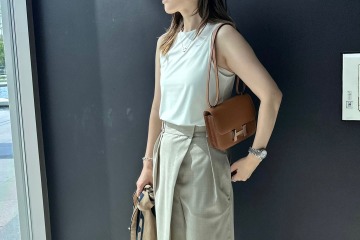 小物使いが洗練見えの秘訣。白ノースリーブ×ベージュワイドパンツでつくるきれいめスタイル【40代の毎日コーデ】 画像