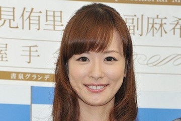 皆藤愛子、濃紺ノースリワンピ姿「透明感半端ない」「美肌」と反響 画像