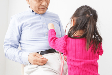 お医者さんごっこ中の祖父と孫　祖父「頭が痛いです！」すると⇒孫の”予想外の治療”に家族全員大笑い！？ 画像