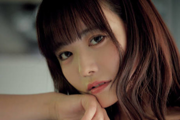 東雲うみ、豊満バストが覗くたくし上げSHOTで悩殺！スポーツカーを乗り回す刺激的な美女を体現 画像