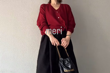 深みレッドが季節感を演出。ボリュームスカート×ブーツを合わせたグッドバランスな着こなし【40代の毎日コーデ】 画像