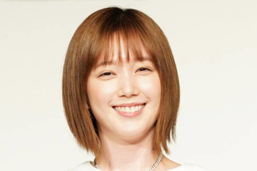 本田翼、薄手のストッキングで大胆脚見せ！「オーラが凄い」「美脚すぎませんか！！」の声 画像