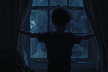 深夜2時17分、忽然と消えた…両腕を広げて走る子どもたち捉える『WEAPONS／ウェポンズ』場面写真 画像