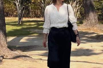 着こなしが洗練見えの秘訣。白シャツ×黒パンツで楽しむ大人のフレンチシック【40代の毎日コーデ】 画像