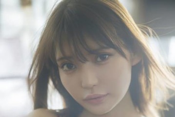 似鳥沙也加、美バストが眩しいキャミソールSHOTに釘付け！“体温と湿度”が伝わる最新作を2冊同時発売 画像