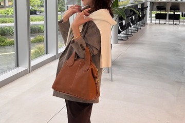 【ユニクロ】カシミヤタッチニットで魅せる！旬のブラウンを効かせた洗練肩掛けテク【40代の毎日コーデ】 画像