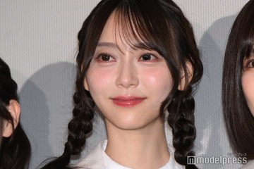 乃木坂46弓木奈於、ミニスカクリスマスコーデで美脚際立つ「何等身だろう？」「圧倒的スタイル」の声 画像