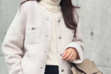 白のふわもこ素材を大人が着るなら……。 きれいな雰囲気をキープした冬らしいジャケットコーデ術【40代の毎日コーデ】 画像