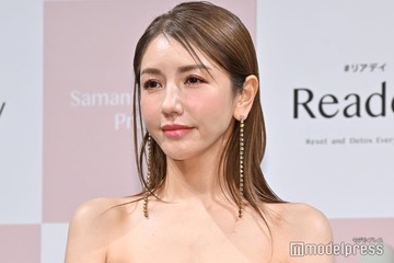 美香、ミニスカートとタイツを合わせた冬コーデ披露「脚長くて綺麗」「リアルバービー」の声 画像