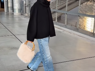 ファーを取り入れるなら小物もおすすめ。シンプルコーデに季節感とこなれ感を引き出す簡単テク 【40代の毎日コーデ】 画像