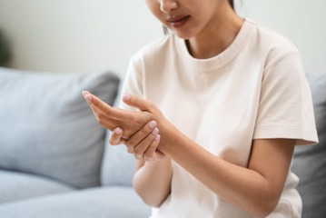 「指が痛い…」45歳で更年期に。夫からは「忍耐が足りない」と言われてしまったけれど、病院に行っても解決しない不調にどう向き合えばいいの 画像