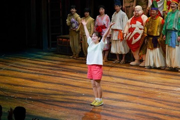 舞台「千と千尋の神隠し」ソウル公演開幕 “千尋役”上白石萌音＆川栄李奈が感謝・カーテンコール写真も公開 画像