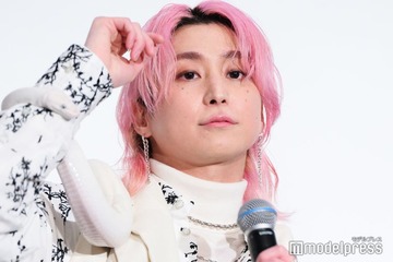 Snow Man佐久間大介、白蛇登場も全く動じず「幸福の象徴ですよね」首に巻き決め顔披露【白蛇：浮生】 画像