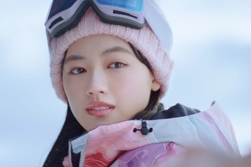 来期朝ドラヒロイン・上坂樹里「JR SKISKI」新CMでスキー初挑戦 先輩との“青い冬”描く 画像