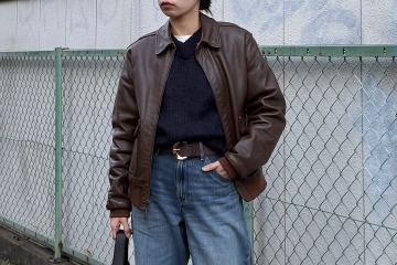 大HIT【ユニクロ】カーブジーンズの冬のハンサムスタイル。レザージャケットはブラウンならハード過ぎない着こなしに【40代の毎日コーデ】 画像