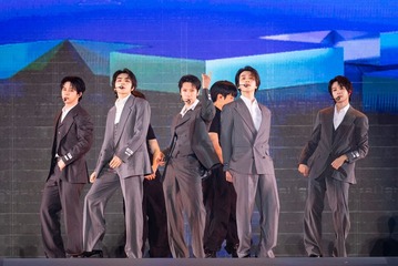 WayV、全員スーツ×メガネで色気放出 テンは愛嬌溢れる自己紹介「天才猫ちゃん」【SMTOWN LIVE 2025-26 in FUKUOKA】 画像