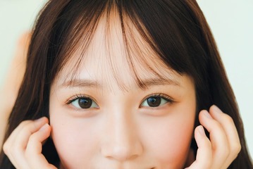 “秋元康氏プロデュース”Rain Tree市原紬希、人生初グラビアで表紙に異例の抜擢「ヤンマガ」で美バスト披露 画像