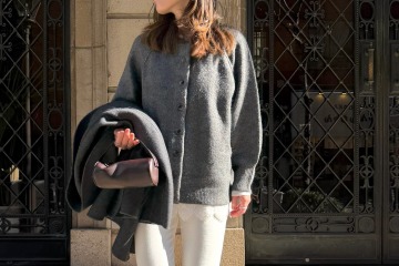 チャコールグレー×白パンツ×ブラウンブーツ。参考にしたい大人の冬の色選び【40代の毎日コーデ】 画像