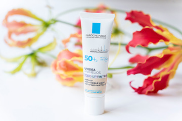 あの人気シリーズから、大人肌向けが新登場！ ラ ロッシュ ポゼ・ 1本3役の時短化粧下地が感動する 画像