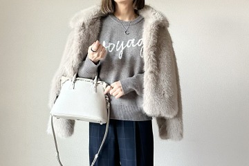 ロゴニットという選択肢。シンプル配色でオシャレ感が上がる着こなし術【40代の毎日コーデ】 画像