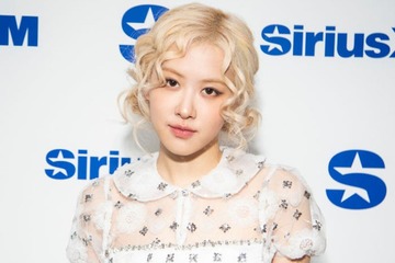 BLACKPINKロゼ、ミニスカ観戦ファッションで美スタイル披露「かっこ可愛い」「似合ってる」の声 画像