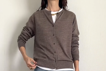 【ユニクロ】ブラウンカーディガンが主役。やさしい色合いでまとめる大人の洗練デニムスタイル【40代の毎日コーデ】 画像