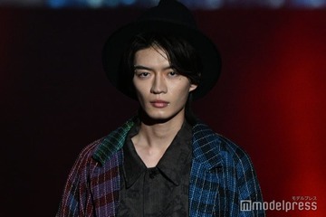 原因は自分にある。杢代和人、目元にストーンキラリ ハット×ロングコート着こなす【TGCあいち・なごや2026】 画像