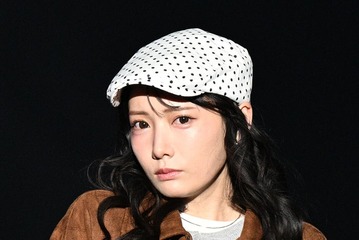 ≠ME鈴木瞳美、ブラウン×白コーデで美脚スラリ クールな表情に「いつもと雰囲気違う」「お人形さんみたい」の声【TGCあいち・なごや2026】 画像