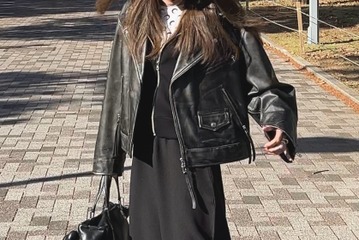 レザージャケットで魅せる冬の黒コーデ。ゆるっとしたカーブシルエットパンツ合わせがポイント【40代の毎日コーデ】 画像