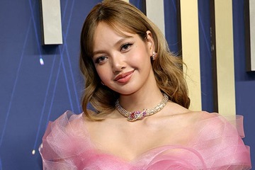 BLACKPINKリサ、スリットコートから美脚スラリ「圧倒的な存在感」「次元の違う美しさ」と反響 画像