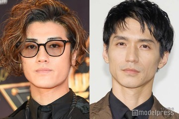 赤西仁、錦戸亮が自宅訪問 巨大テレビ裏での「配線おじさん」姿が話題「貴重なプライベート」「豪邸感すごい」 画像