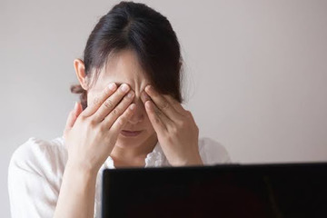「まだ老眼じゃないはず」でも、夕方になると目がかすむ30〜40代女性に起きていることとは 画像