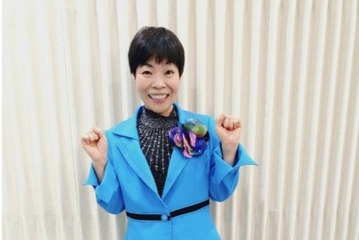 山田花子、自宅でくつろぐ9歳次男顔出し公開「雰囲気似てる」「自然体な姿が素敵」と反響 画像