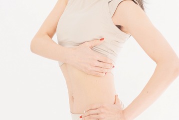 お腹じゃなくて胸だった！ “骨盤マニア”が教える「くびれができる胸ほぐし」がすごい 画像