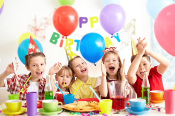 アメリカで…子どもの誕生日会に招待されたら⇒会場に“超有名キャラ”が突然登場！？驚きの演出に「ここで会えるなんて」 画像