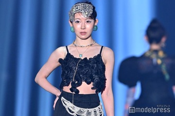 渡辺美優紀、美ウエスト際立つモードな装い 青アイシャドウがお似合い【IDOL RUNWAY COLLECTION 2026】 画像